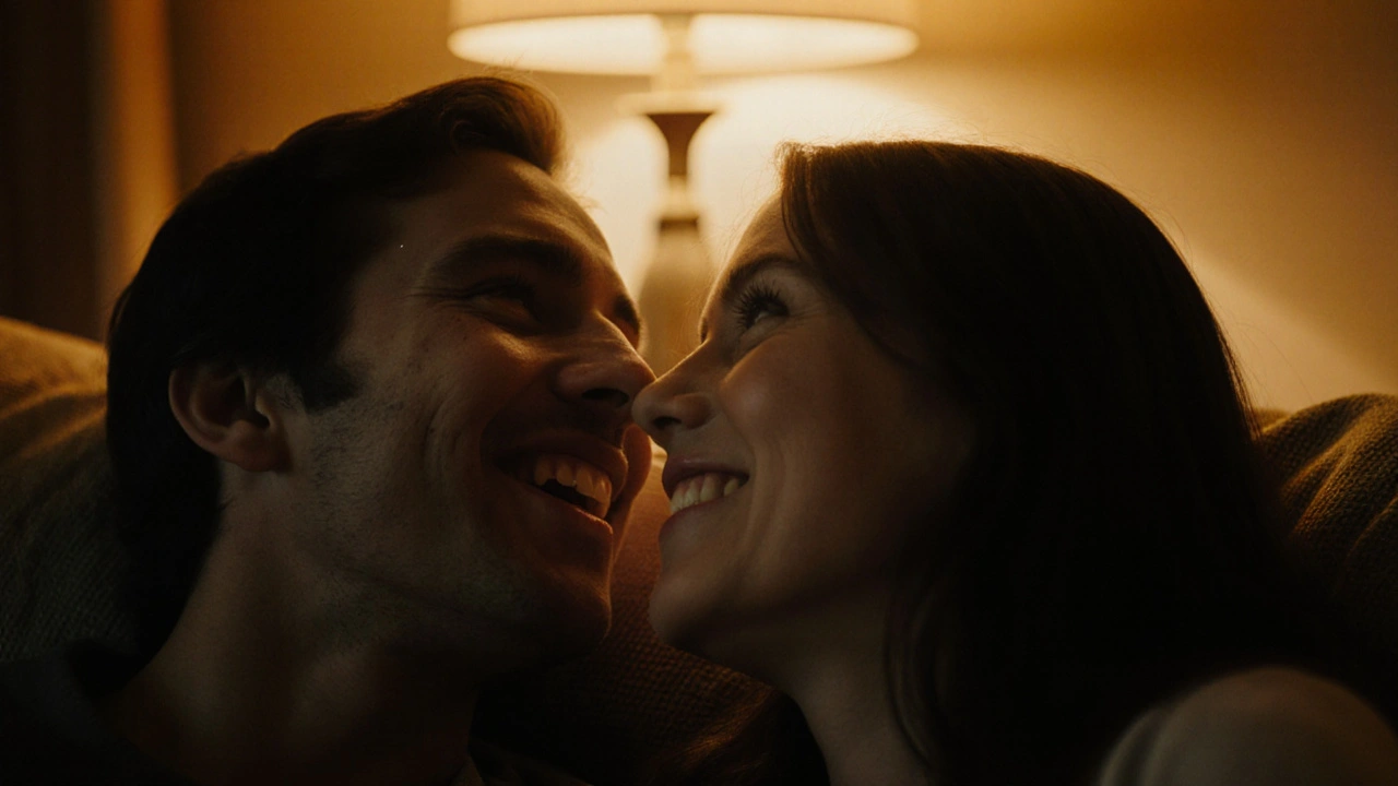 Dva lidé sedí blízko na kanapce, jeden se usmívá s tetracyklinovými zuby, druhý ho s láskou poslouchá.